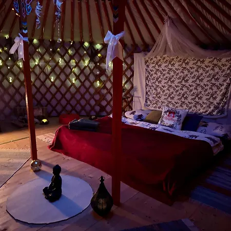 Jurta Pod Blanikem S Wellnes خيمة فخمة *